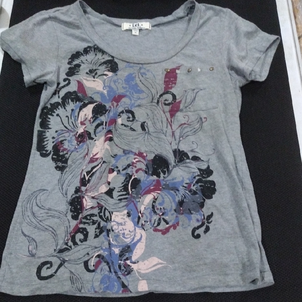 LEI Gray Short Sleeve T-Shirt with Floral Print Graphic From 2010 - Juniors med